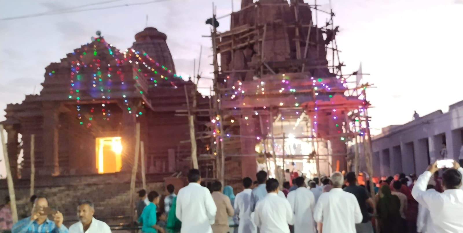 श्रीडूंगरगढ़ टाइम्स। मंदिर को रंग बिरंगी रोशनियों से सजाया गया।